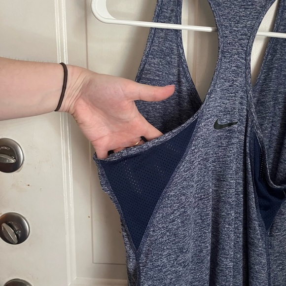 Nike dry fit top - Picture 2 of 4